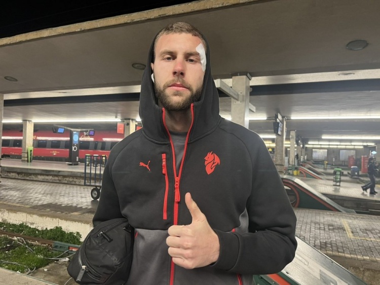 开云-此前眉骨缝了9针！意媒：帕夫洛维奇回归参加米兰合练