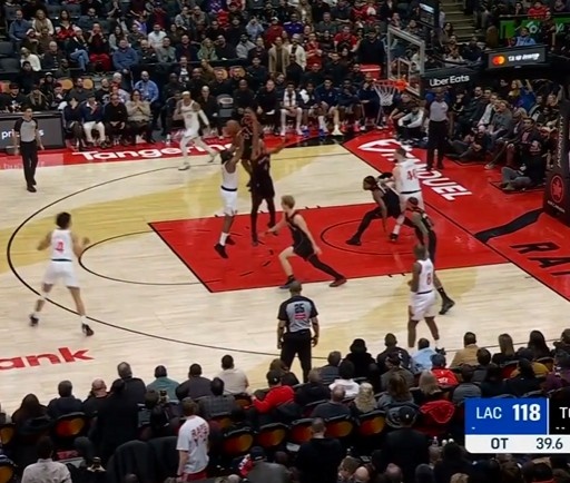 开云体育-登哥硬！哈登单打斯科蒂·巴恩斯 变向突破撤步关键中投领先3分！